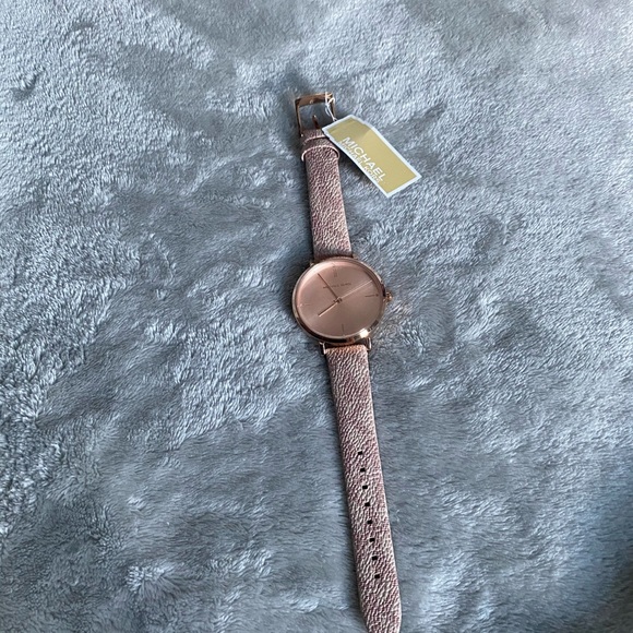 MK Signature Watch - Picture 2 of 5